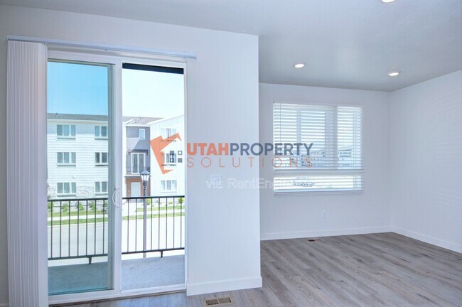 Building Photo - 967 W 540 S