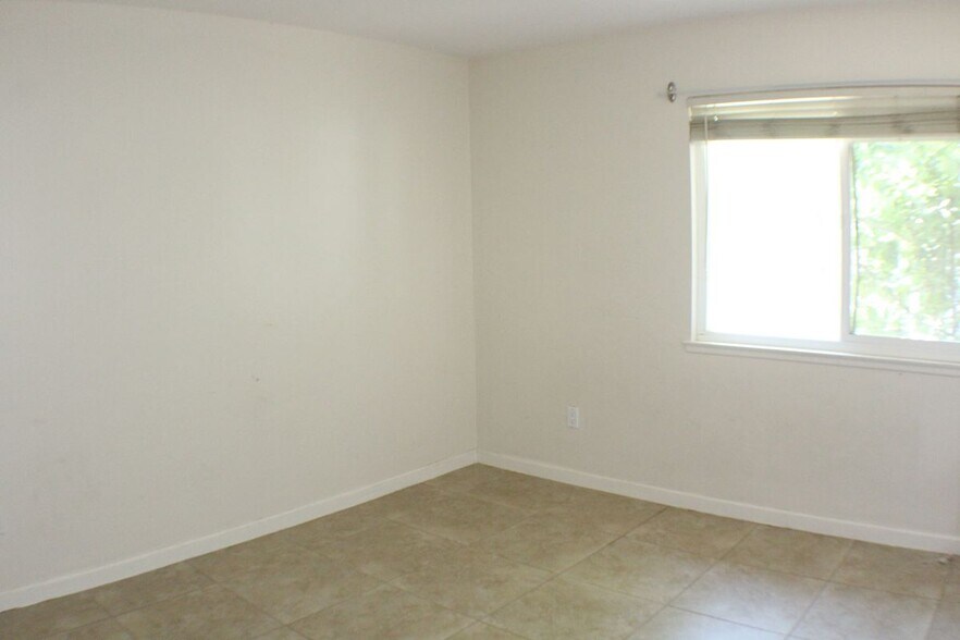 Building Photo - 3356 Valencia Hill Dr