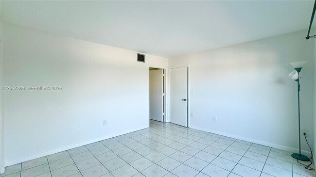 Building Photo - 130 S Shore Dr
