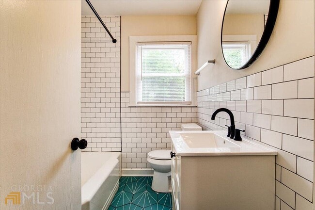 Building Photo - 196 Amy St