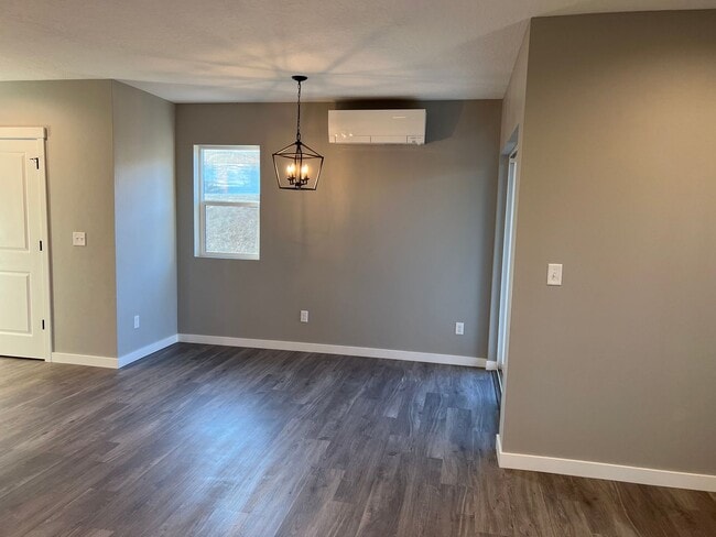 Building Photo - Newer 3 bedroom 2.5 bathroom duplex in Thu...
