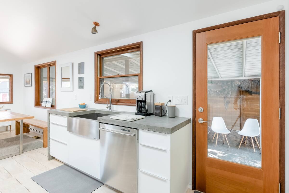 Building Photo - 4633 N Gantenbein Ave