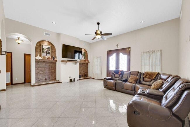 Building Photo - 825 Carpintero St