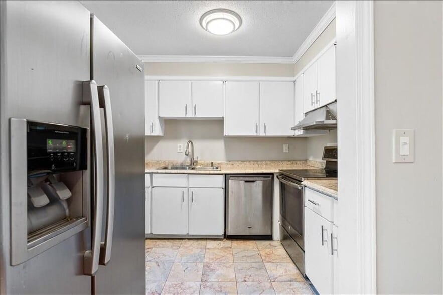 Building Photo - 2412 Peachwood Cir NE