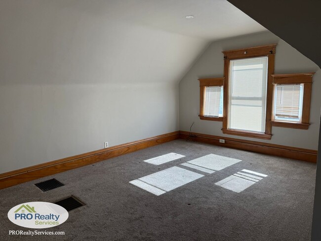 Building Photo - Updated 3 Bedroom House **Free November Re...