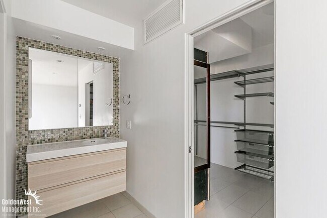 Building Photo - Stylish 1Bdm 2Ba Loft in Uptown Phoenix with Private Yard!