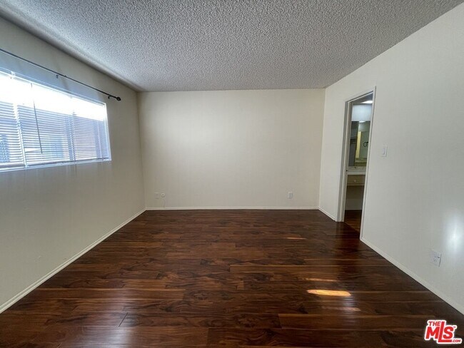 Building Photo - 5330 Zelzah Ave