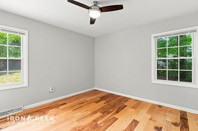 Building Photo - 16 King Arthur Pl
