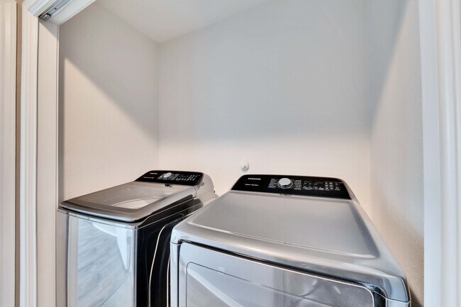 Building Photo - 5609 Silver Screen Dr