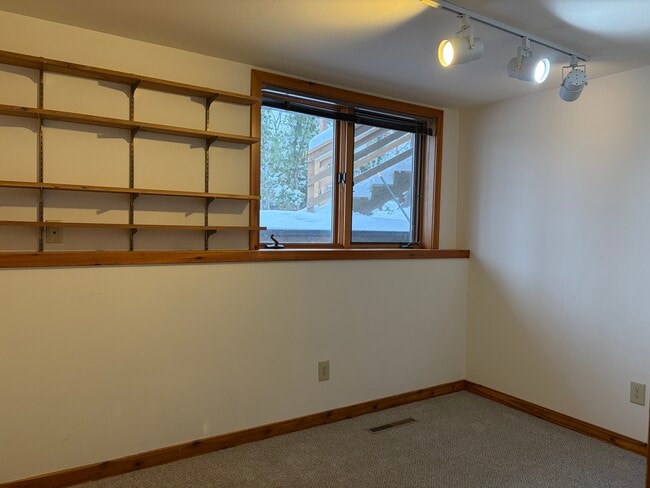 Building Photo - 6526 Bettys Ln