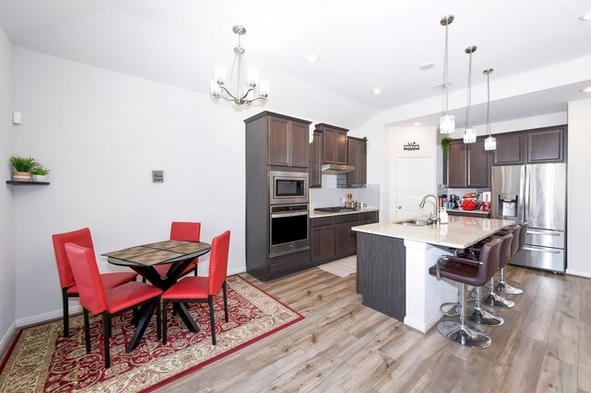 Building Photo - Nestled in the highly sought-after Scenic ...