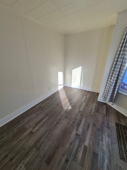 master bedroom - 4049 6th Ave