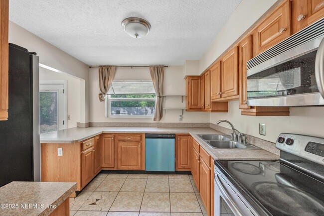 Building Photo - 2930 Wycombe Dr W