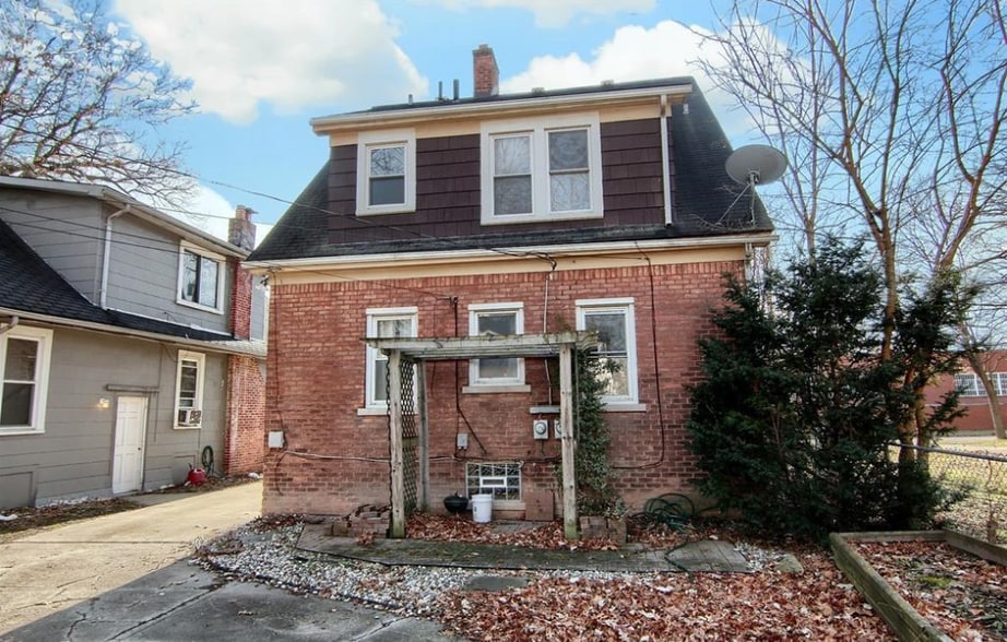 Building Photo - 372 W Bennett Ave