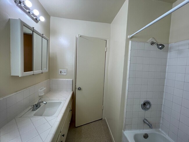 Building Photo - 1302 E Kingsley Ave