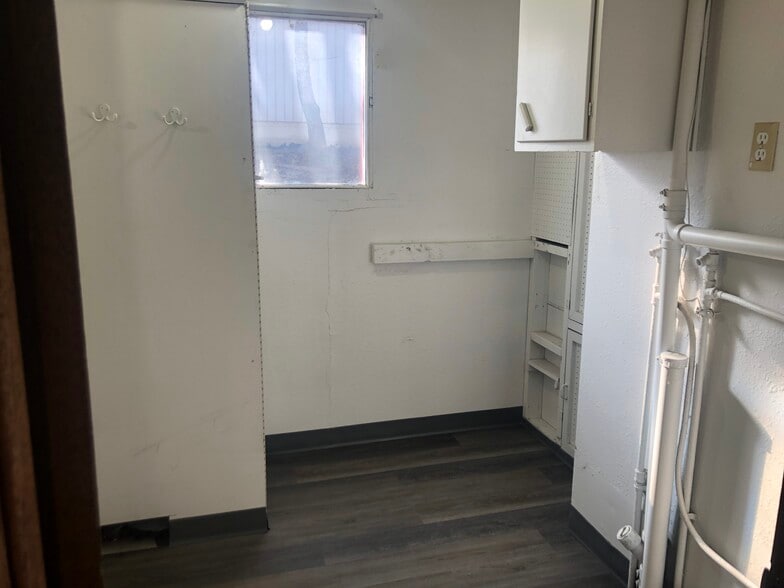 Building Photo - 555 SW State St