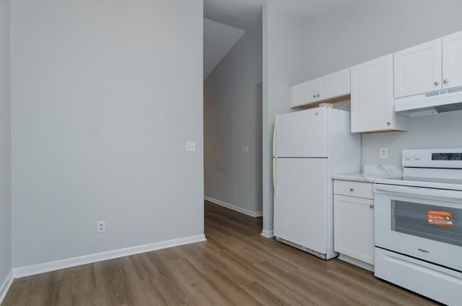 Building Photo - 818 Varsity Dr