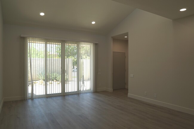 Building Photo - 204 N Hermosa Dr