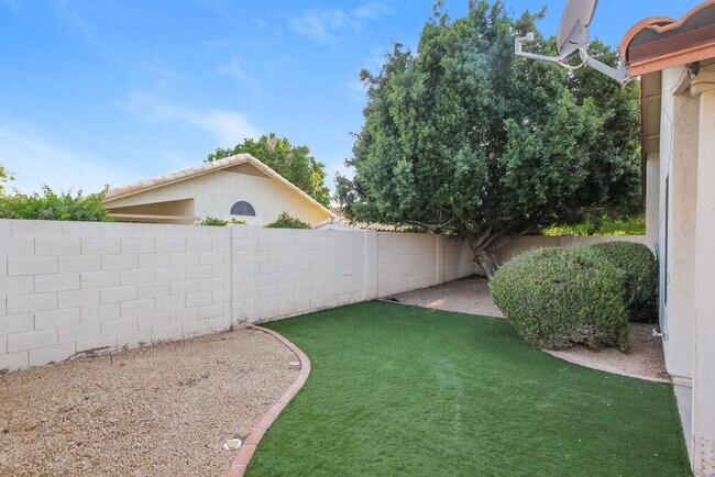 Building Photo - 9745 W Runion Dr