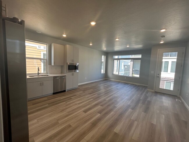 Building Photo - 3 Bedroom 3 Bathroom Home in Farmington Utah!