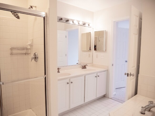 Building Photo - Your Dream Townhome Awaits!