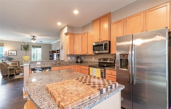 Building Photo - Gorgeous Tri-Level Condo