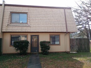 Building Photo - 3 Bedrooms, 2.5 Bathrooms Condo Rental