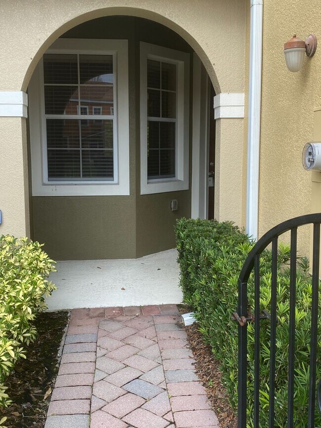 Building Photo - Townhome in Gated Community in the heart of Oviedo