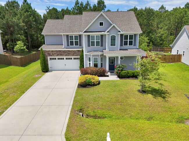 Building Photo - 4 bedroom 2.5 bathroom home close to beaches, shopping, and Marine Corps Bases.