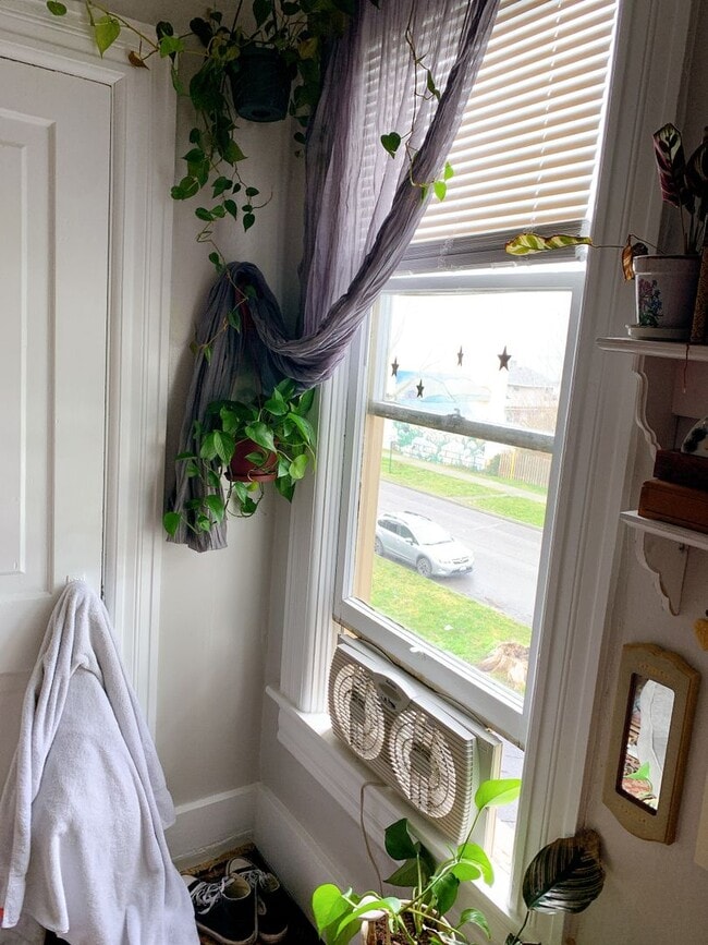 Building Photo - PRELEASE FOR JULY: 5 bdrm/2 bath near WWU and Downtown!