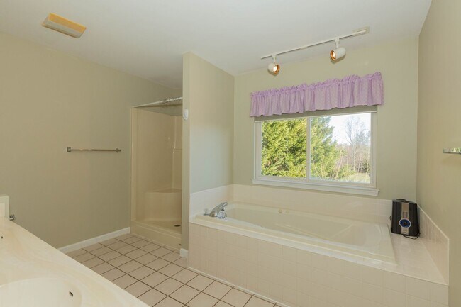 Building Photo - 4 bed, 3.5 bath Single Family Home in Charles Town, WV