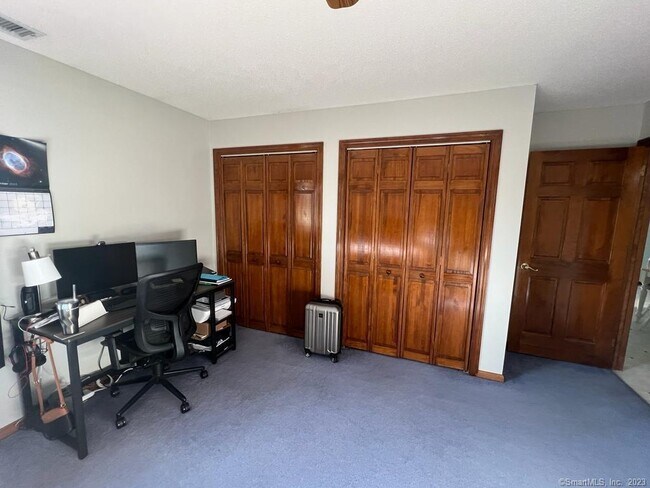 Building Photo - 1302 Summer Hill Dr