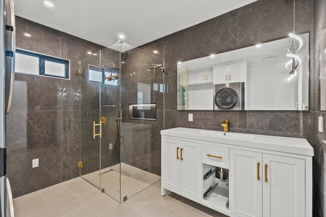 Building Photo - 10144 Gaviota Ave