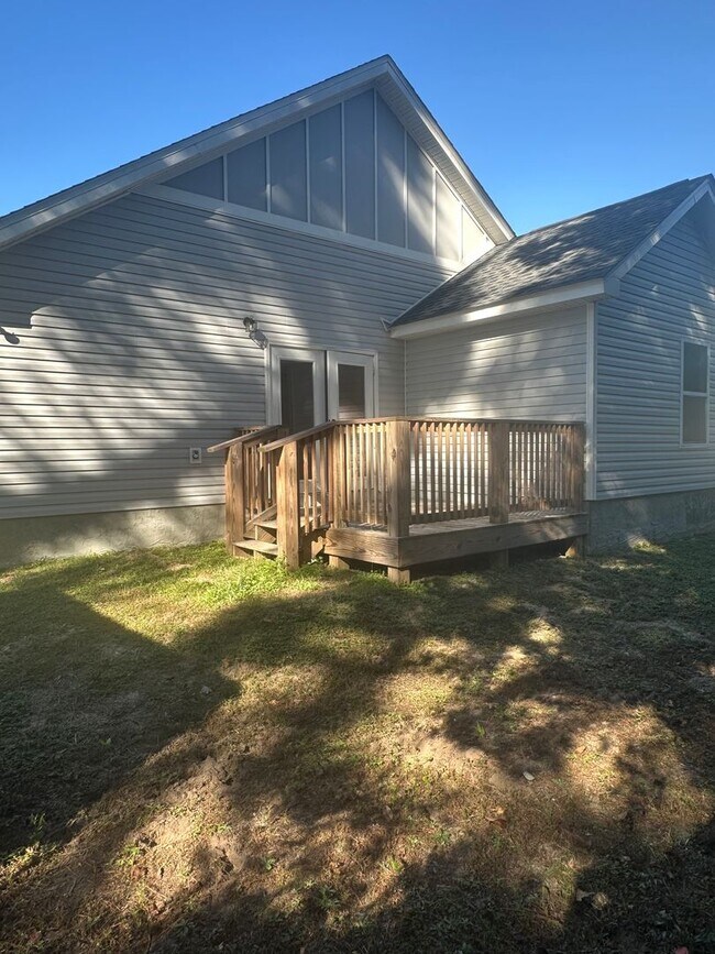 Building Photo - 3 Bedroom with extra Office Space AVAILABL...