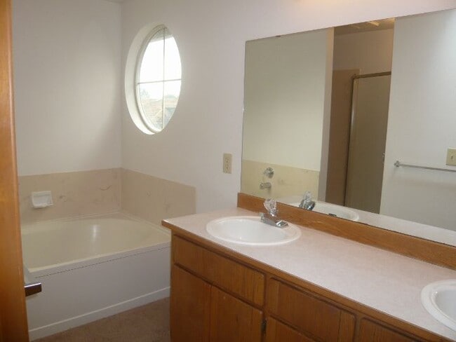 Building Photo - Federal Way tri-level rental home - 3 bedroom plus den, 3 bathrooms, 2 car garage!  Ready for lea...