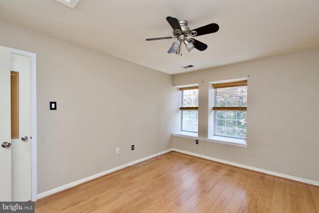 Building Photo - 3377 Lakeside View Dr
