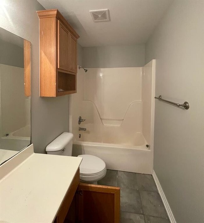 Building Photo - 905 SW Cheyenne Dr