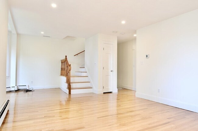Building Photo - 120 Farwell St
