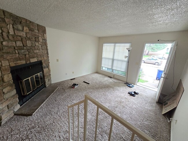 Building Photo - 2 Bedroom Townhome