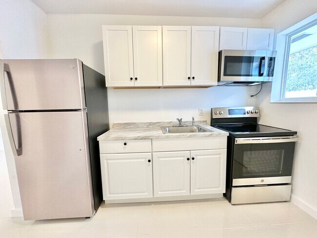 Building Photo - Freshly remodelled 2bed/1bath in a duplex ...