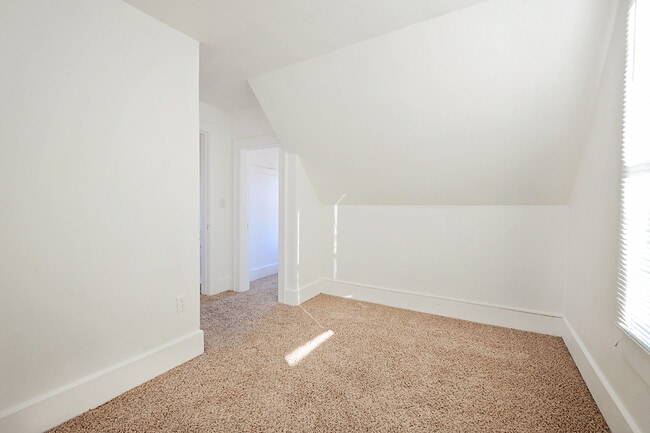 Building Photo - 814 2nd Ave NW