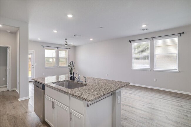 Building Photo - 445 Shiner Ln
