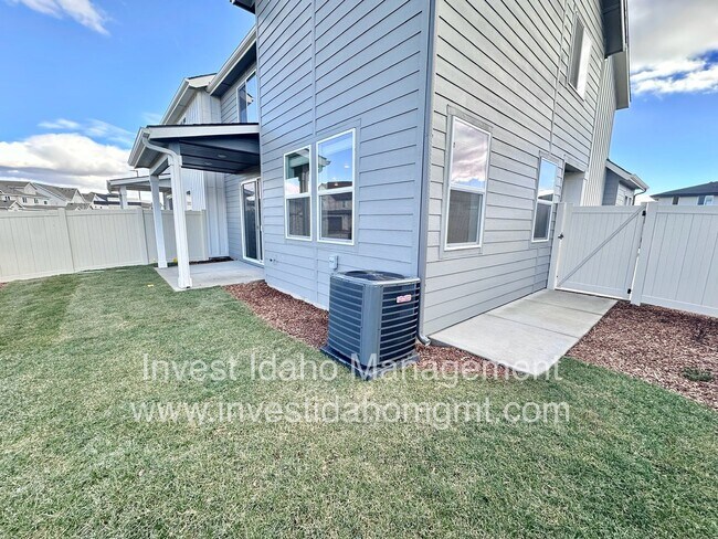 Building Photo - Spacious Luxury Townhome Designed for Modern Living