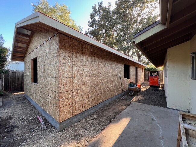 Building Photo - 1561 Royal Way