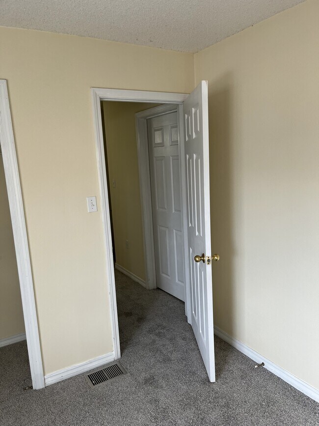 Building Photo - 824 Stonegate Ct