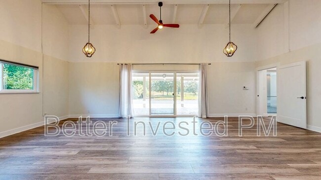 Building Photo - 475 Country Club Dr
