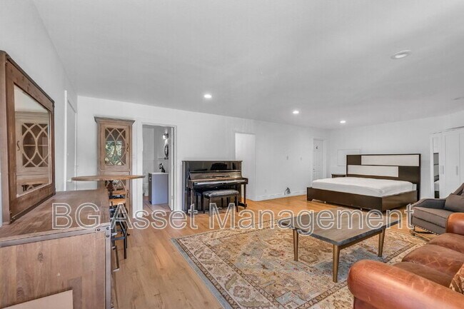 Building Photo - 981 Castle Rock Rd