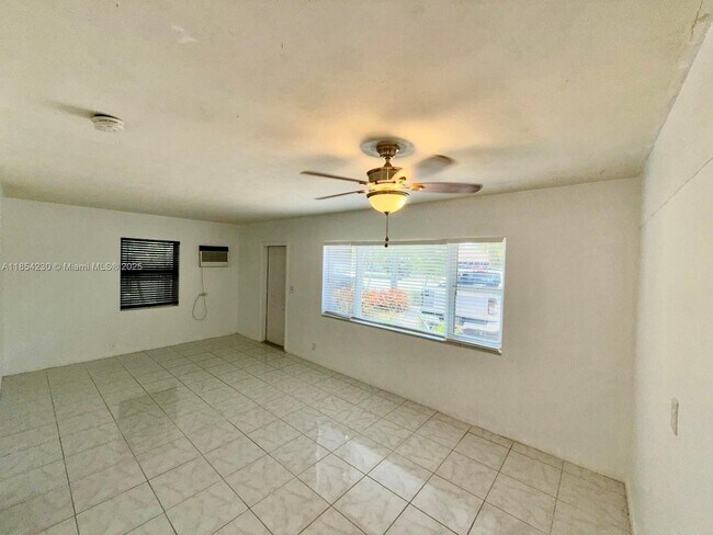 Primary Photo - 1061 NE 34th Ct