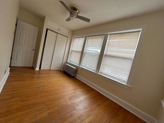 Building Photo - 6332 N Francisco Ave