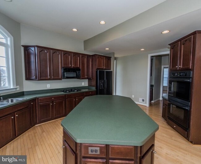 Building Photo - 29 Pathfinder Ct